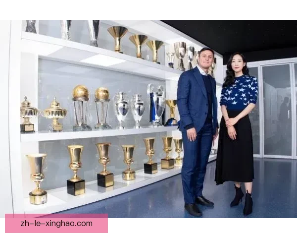 阿德里亚诺造访国米总部走进奖杯陈列室回忆蓝黑荣耀辉煌历史之旅